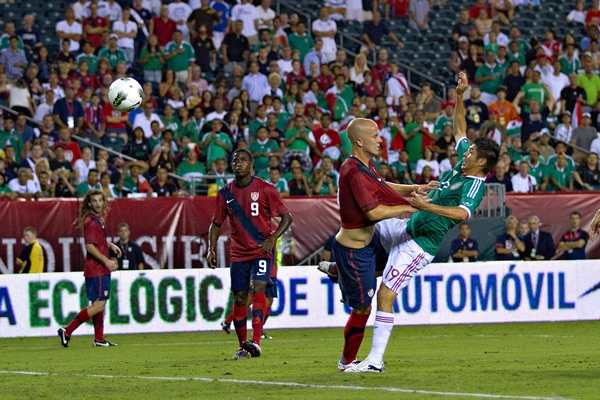 Al 17, Peralta hizo el gol de México tras un raro remate.