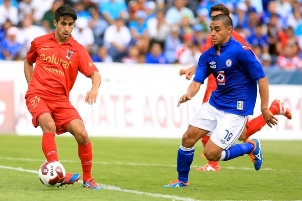 Alan Vidal intentándo desbordar.