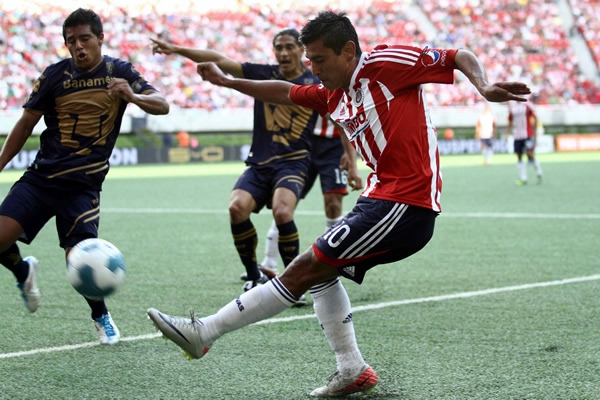 Alberto Medina llegó en varias ocasiones por la banda izquierda.