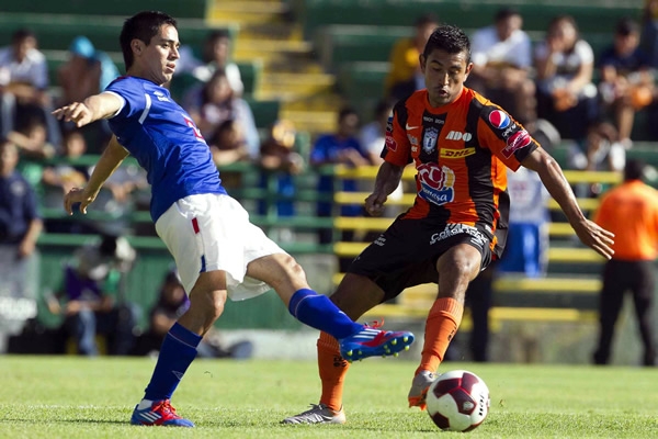 Alberto Medina, refuerzo tuzo, encara a Fausto Pinto.