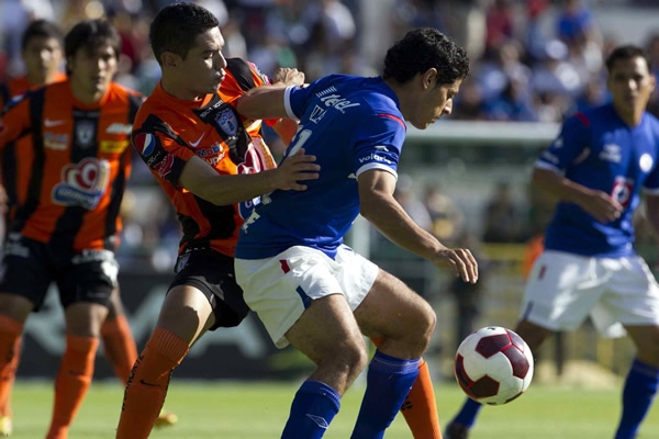 Alejandro Vela lucha por el esférico.