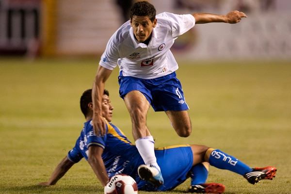 Alejandro Vela se lleva la defensa a velocidad.