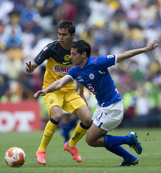 Alejandro Vela tuvo un buen accionar por la banda izquierda.