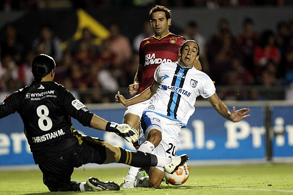 Alemanno, de Gallos Blancos, tuvo un fuerte choque con el Martínez.