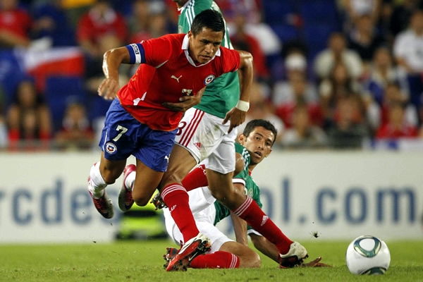 Alexis intentó, pero no pudo contra la defensa mexicana.