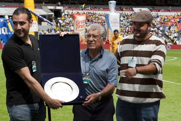 Alfonso Portugal con su familia recibiendo el reconocimiento.