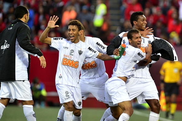 Algo festejan los visitantes, pero si iban perdiendo.