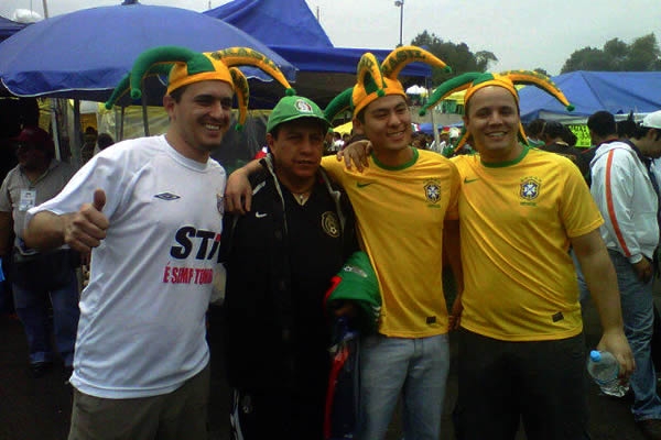 Algunos aficionados brasileños en el estadio
