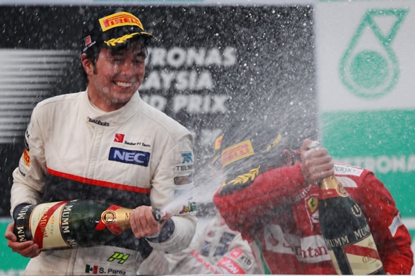 Alonso fue mojado por Checo.