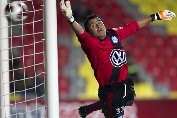 Álvarez no pudo llegar al potente y colocado tiro de Morales.