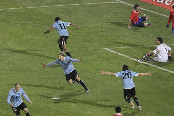 Álvaro Pereira anotó el primer gol del partido.