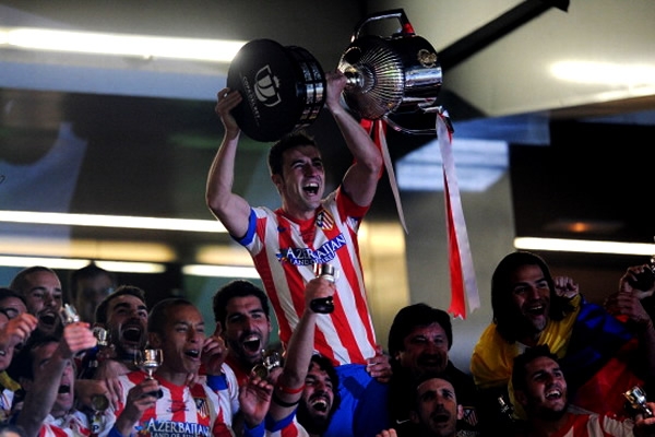 Alzando el orgullo y el honor.