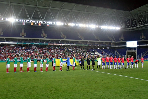 Ambas selecciones durante la ceremonia de los himnos.