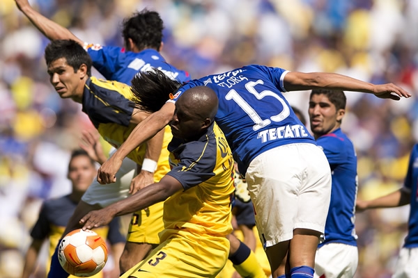 América sufrió mucho con las jugadas a balón parado.