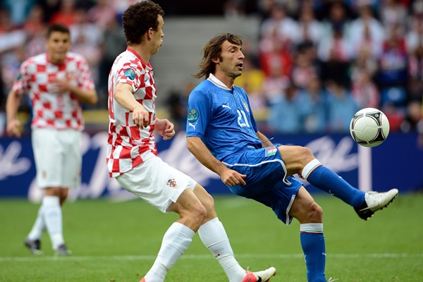 Andrea Pirlo controla el balón para organizar la salida azzurri.