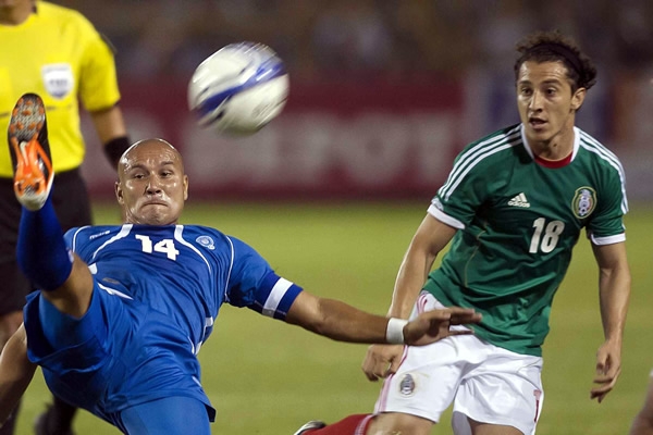 Andrés Guardado busca recibir un balón que el defensa logra rechazar.