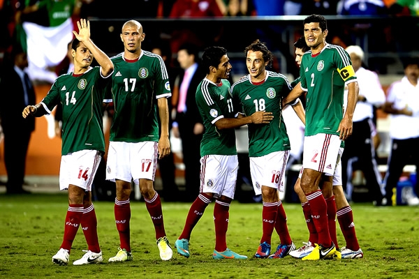 Andrés Guardado dio inicio a la goleada.