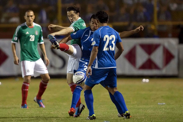 Andrés Guardado disputa la esférica en la mitad del campo.