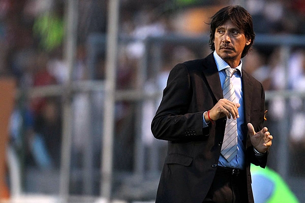 Ángel Comizzo observa el accionar de sus gallos.