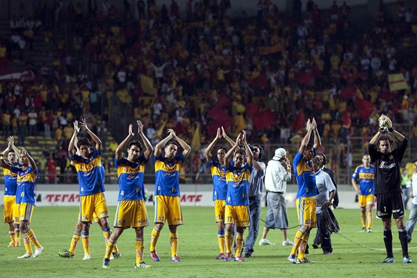 Antes de abandonar el Morelos, los Tigres agradecieron el apoyo.