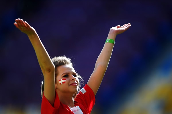 Antes del juego los daneses comenzaron a alentar a su selección.