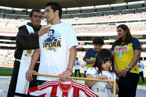 Antes del partido se ofició una misa en su honor.