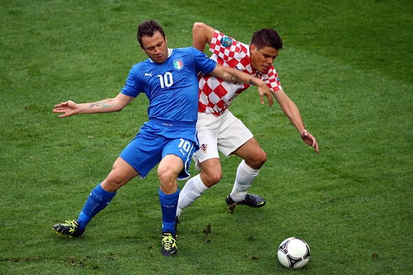 Antonio Cassano se defendió muy bien de los ataques rivales.