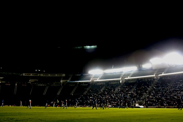 Apagón en el estadio demoró el juego 20 minutos.