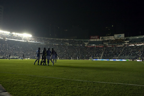 El apagón no frenó a la Máquina y se impusó 4-2 a Monarcas.