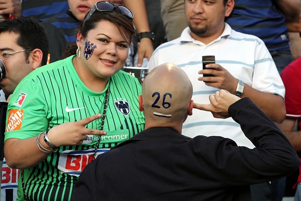 Apoyan al ídolo chileno, Humberto Suazo.