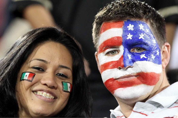 Apoyando a sus respectivos equipos.