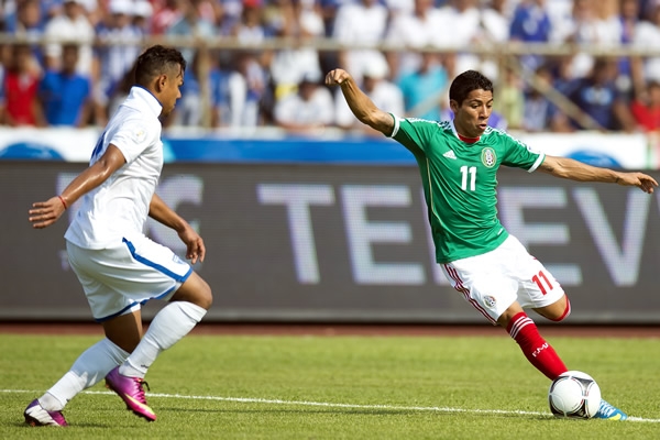 Aquino luce sus mejores gambetas.