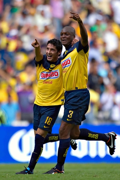 Aquivaldo celebra con reyna el gol de la igualada.