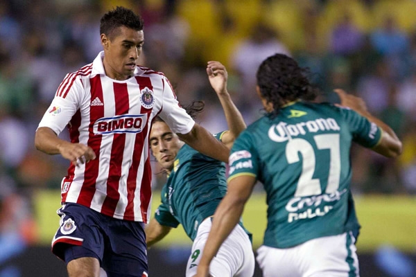 Araujo busca entrar entre dos rivales.