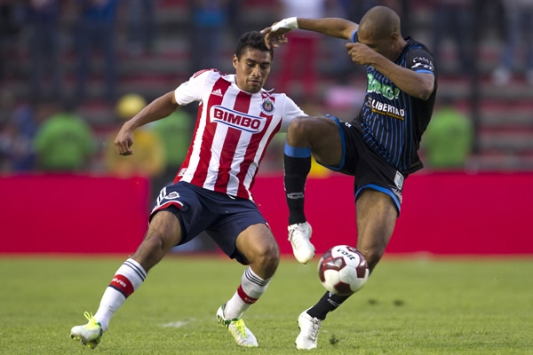 Araujo cierra los espacios.