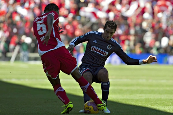Araujo frena a Tiago, quien buscaba generar peligro.