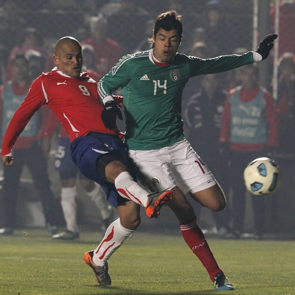 Araujo fue una pesadilla para Suazo.