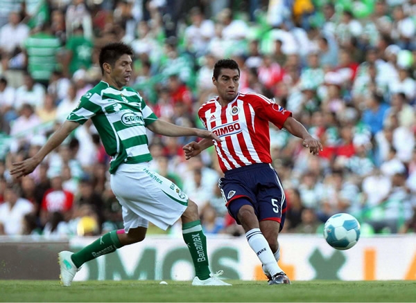 Araujo siempre pendiente de la marca de Oribe Peralta.