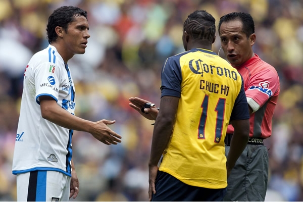El árbitro central, Antony Sanjuampa poniendo orden en la cancha.