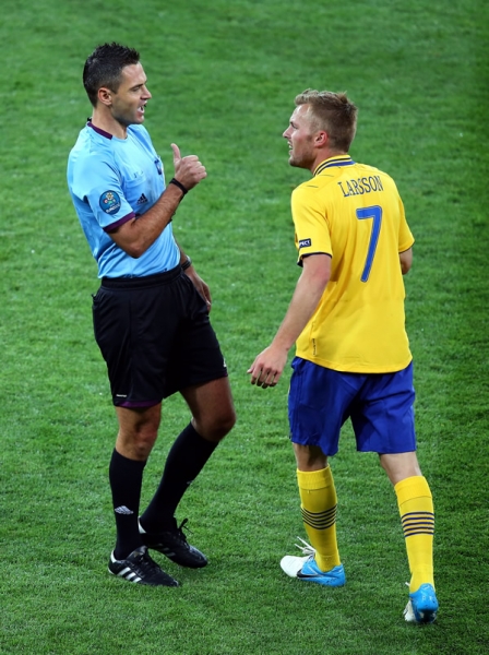 El árbitro central, Damir Skomina, cuidó todos los detalles del juego.