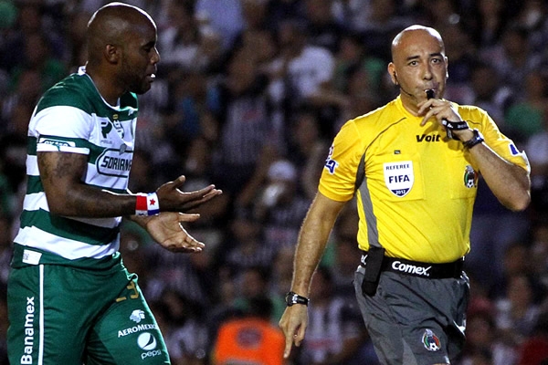 El árbitro central Mauricio Morales le anuló un gol a Felipe Baloy.