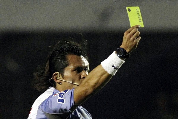 El árbitro central mostró tres tarjetas amarillas en la primera parte.