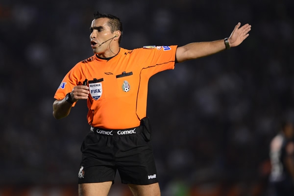 El árbitro del Clásico Regio, Marco Antonio Rodríguez.