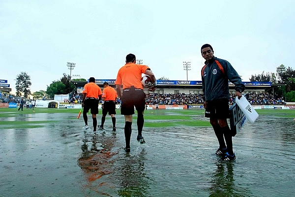 Árbitros y clubes decidieron posponer el partido para otro día.