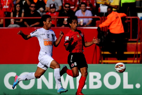 Arce falló dos muy claras ante la meta de Víctor.