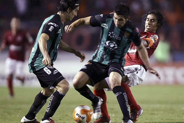Arce no dio por perdido ningún balón.