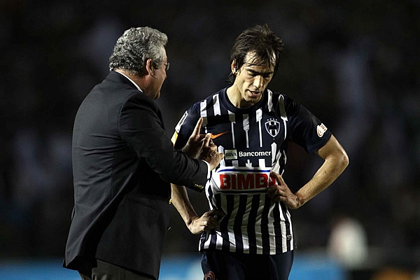 El argentino César Delgado, recibiendo indicaciones del DT de Rayados.