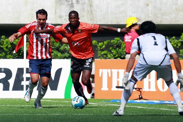 Arizala mantuvo ocupada a la defensa de Guadalajara.