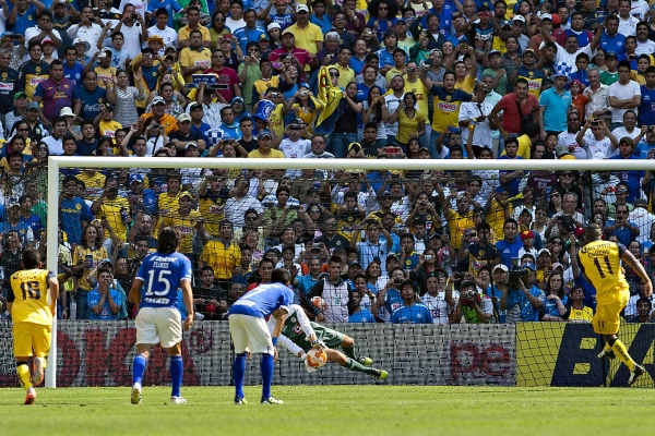 Gran atajada de Corona evitó el terce gol americanista.