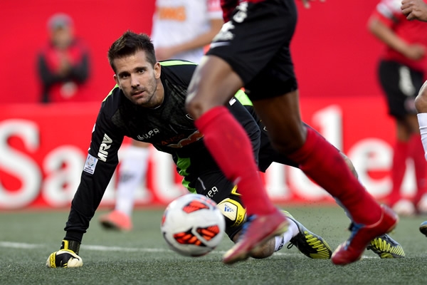 Atajada de Víctor ante el disparo de Moreno.